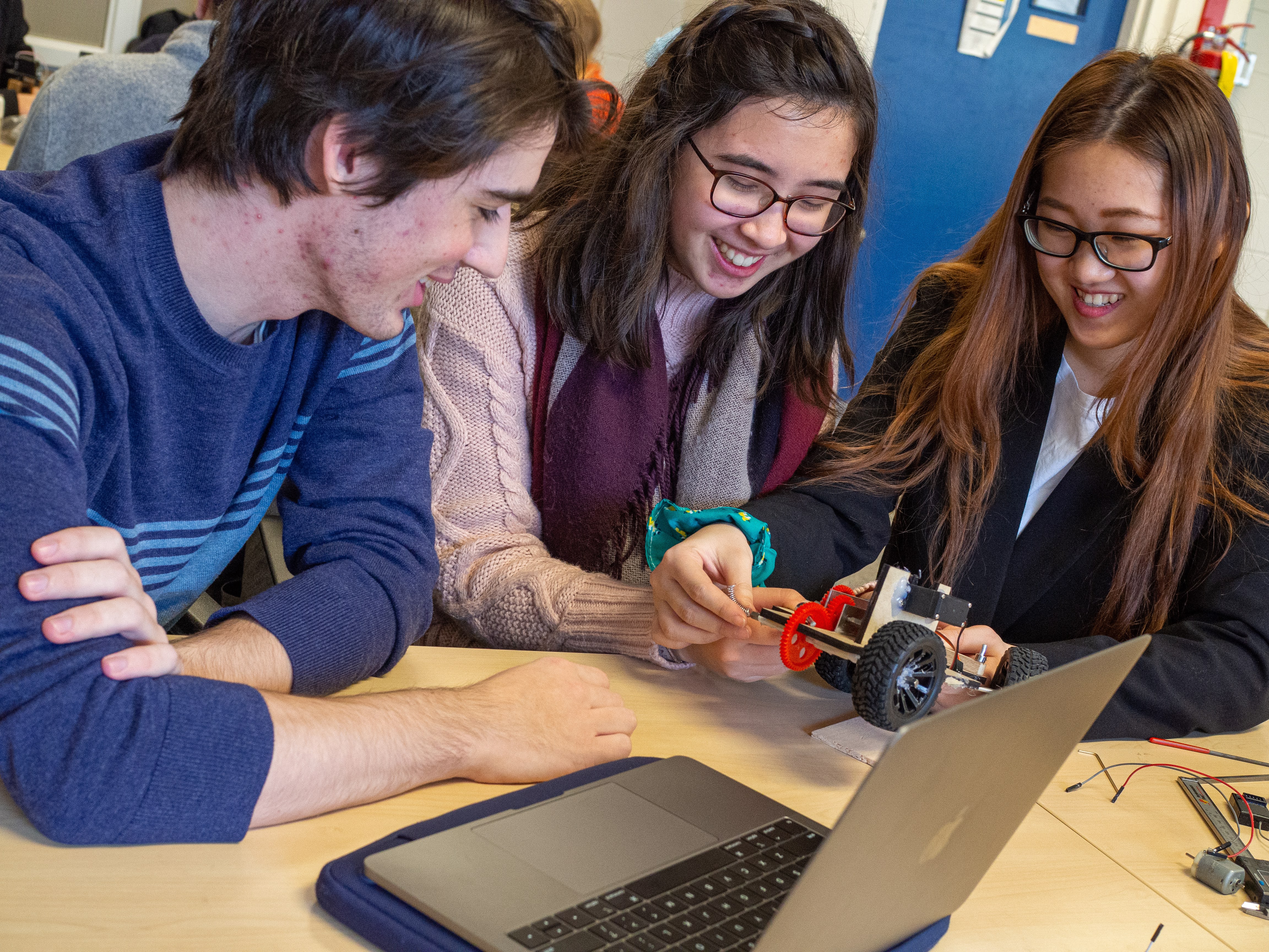 Mechanical engineering students working together